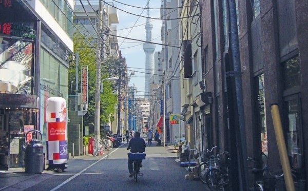 Studiengangsbild, zeigt eine Straße in einer japanischen Großstadt.