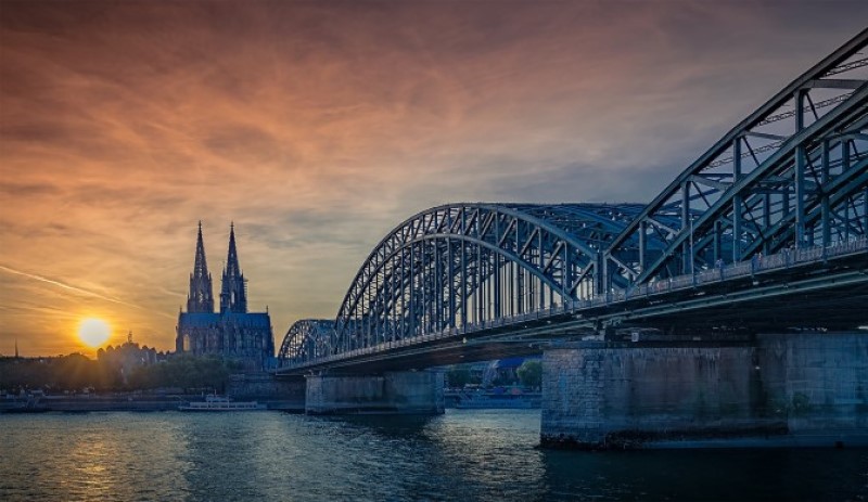 Studiengangsbild, zeigt den Kölner Dom und die Hohenzollernbrücke.